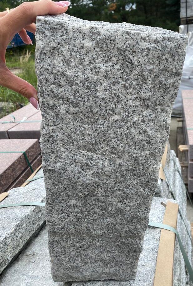 Palisada granitowa szara surowo łupana 6/20/50 cm