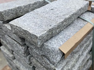 Palisada granitowa szara surowo łupana 6/20/50 cm