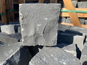 Kostka bazaltowa surowo łupana 10x10x10