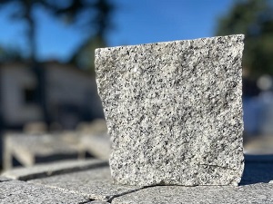 Kostka granitowa jasno szara cięta płomieniowana 16x16x16