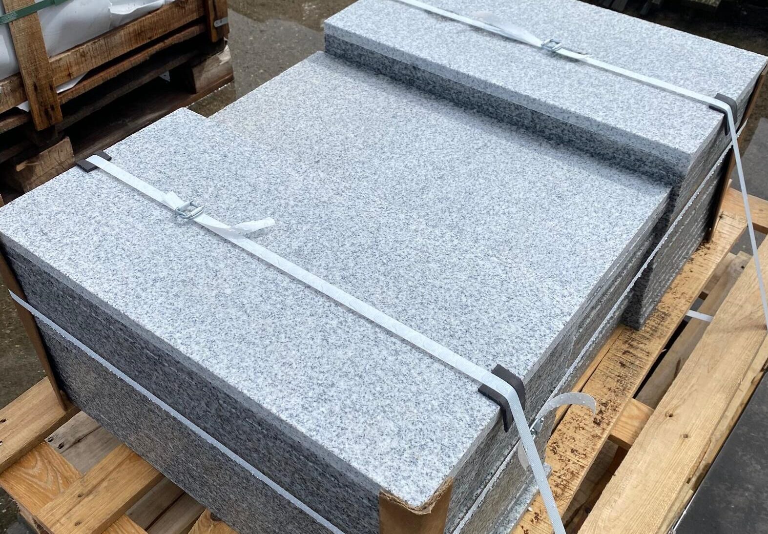 Plytka granitowa BIANCO SILVER  jasnoszara 60x30x2cm płomieniowana